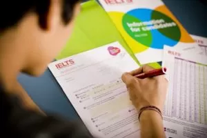 Преподаватель английского ведёт онлайн-занятие — практическая часть TESOL-подготовки