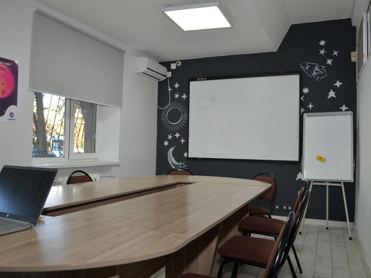 Класс с овальным столом и маркерной доской в Атырау