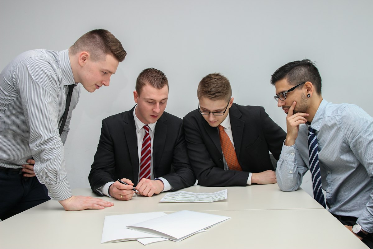 Сотрудники работают с документами